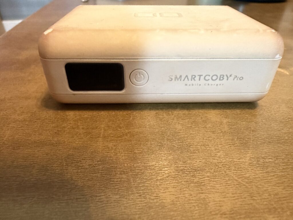 日焼けで外装の色が変わったCIO SMARTCOBY Pro(ホワイト)を正面から撮った写真