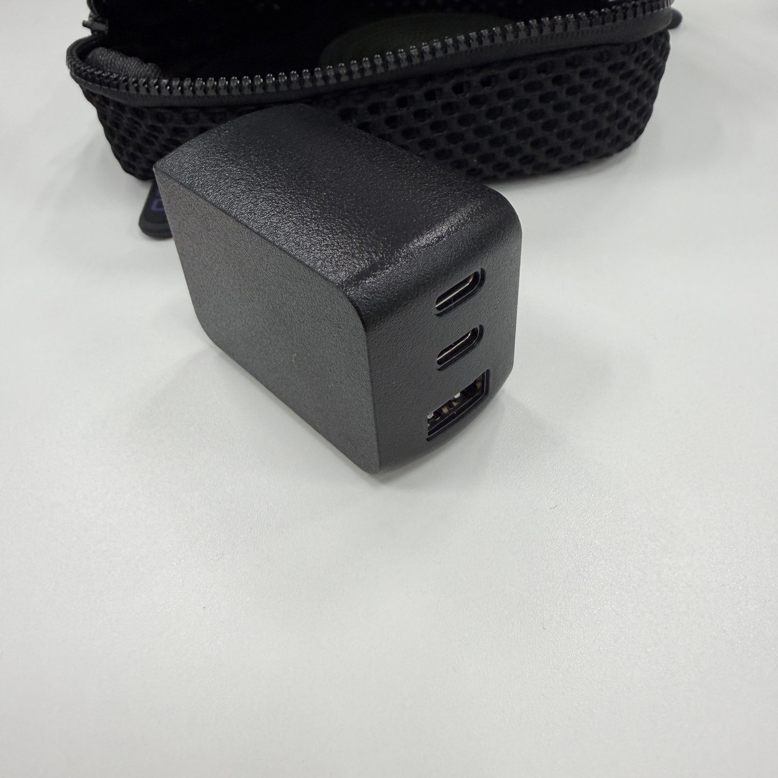 CIO NovaPort充電器 ポート面クローズアップ（USB-C×2＋USB-A）