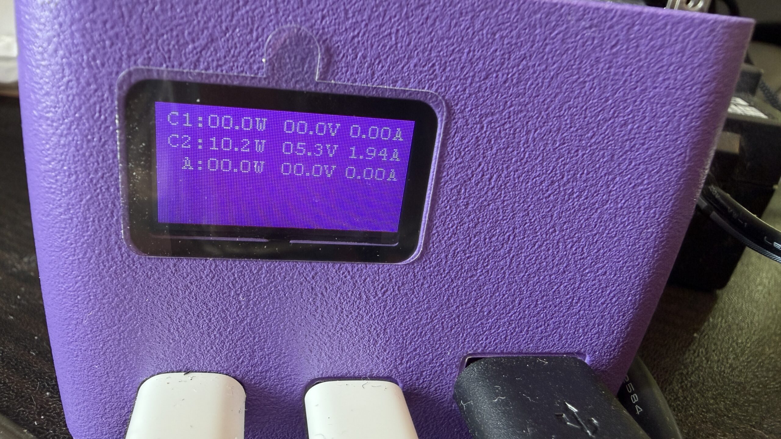 CIO充電器の表示に10.2W 5.3V 1.94Aと出た充電中の実測