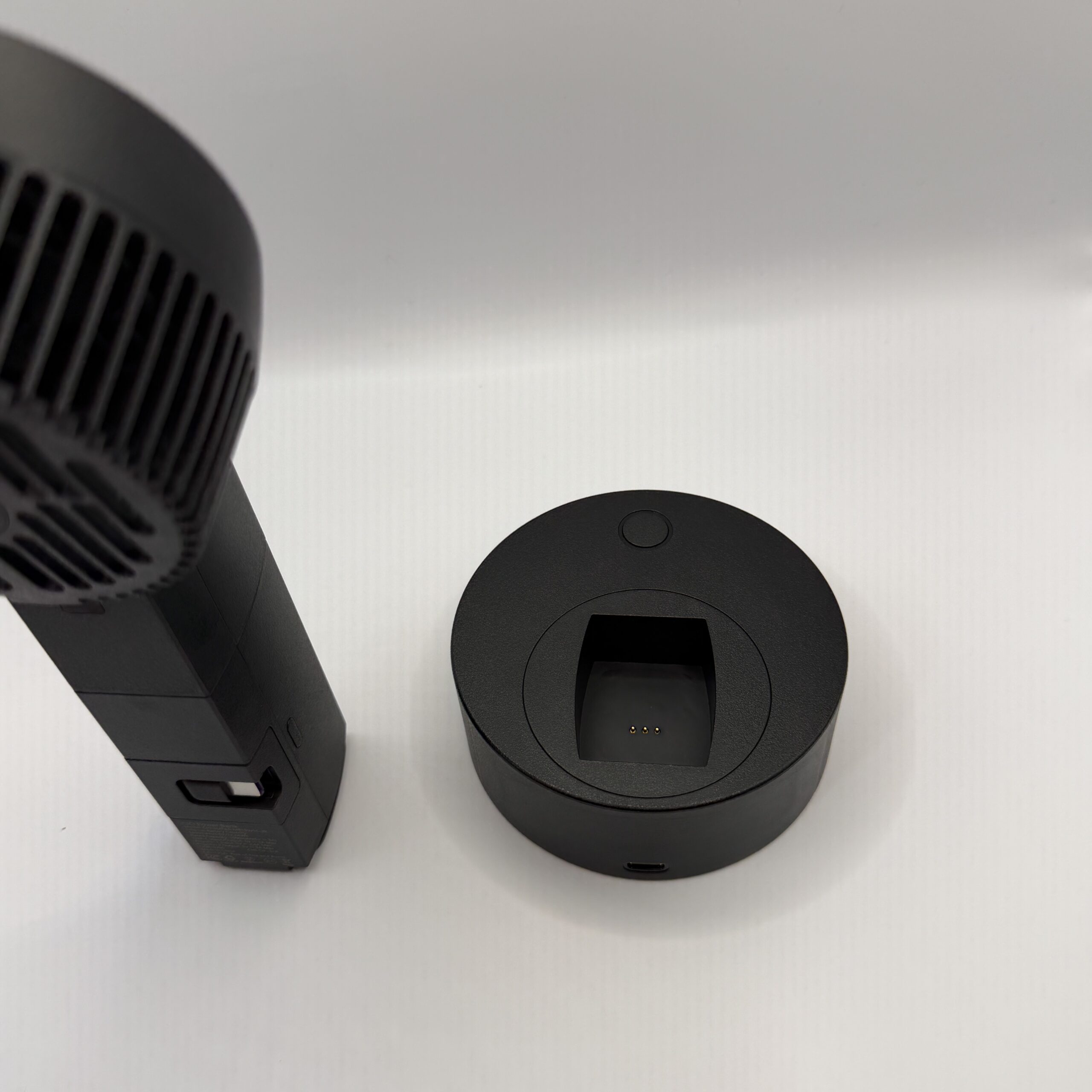 CIOハンディファン本体と分離した専用充電ドック