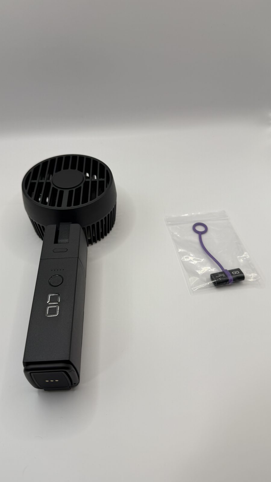 CIO Handy Fan本体全体とハンドル底面のPogoピン充電接点