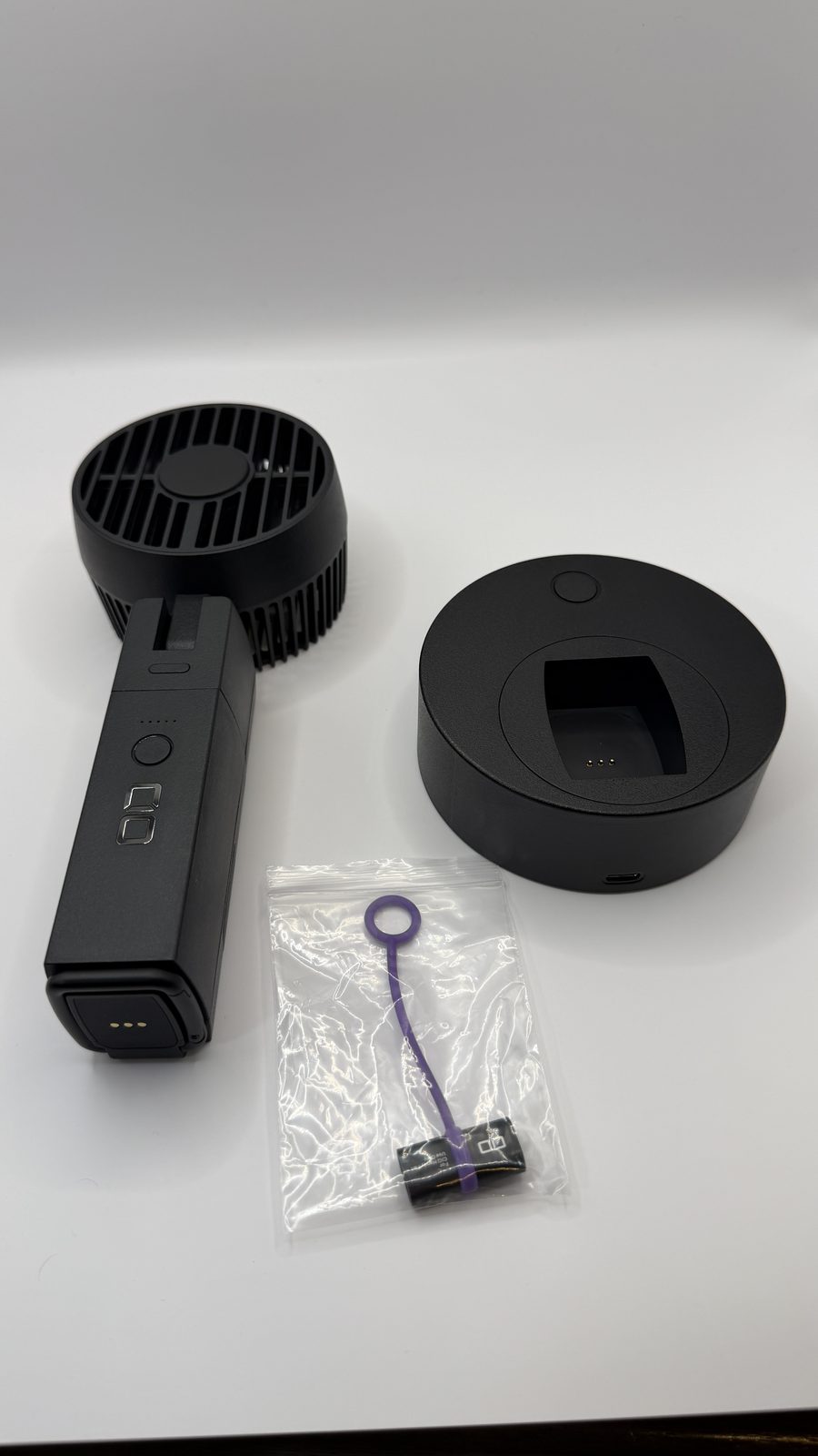 CIO Handy Fan本体と充電ベースの構成