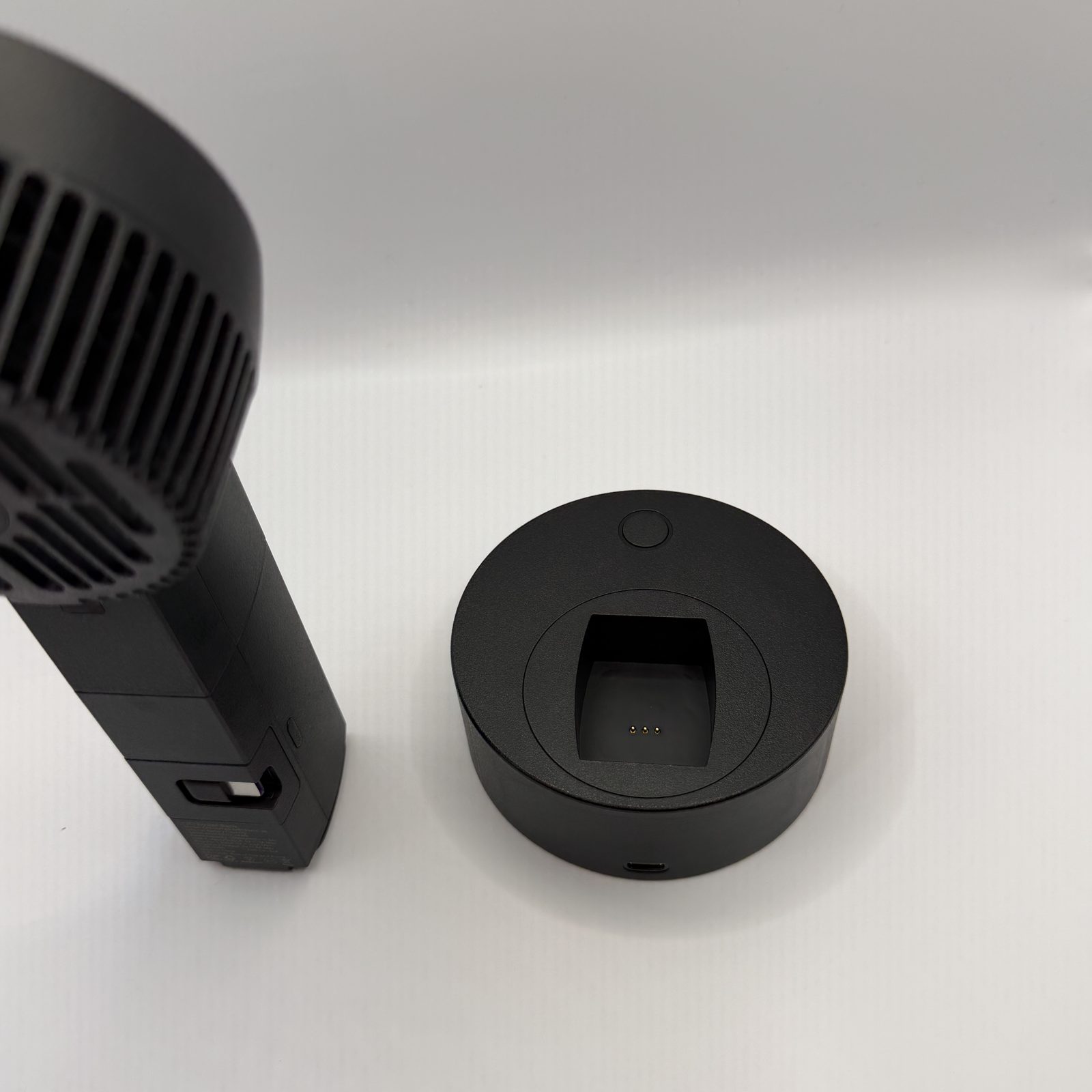 CIO Handy Fanの置くだけ充電ドック接点のクローズアップ