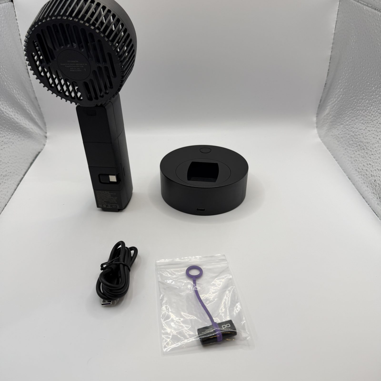 CIO Handy Fanの同梱物一式（本体・充電ベース・USB-Cケーブル・ストラップ）