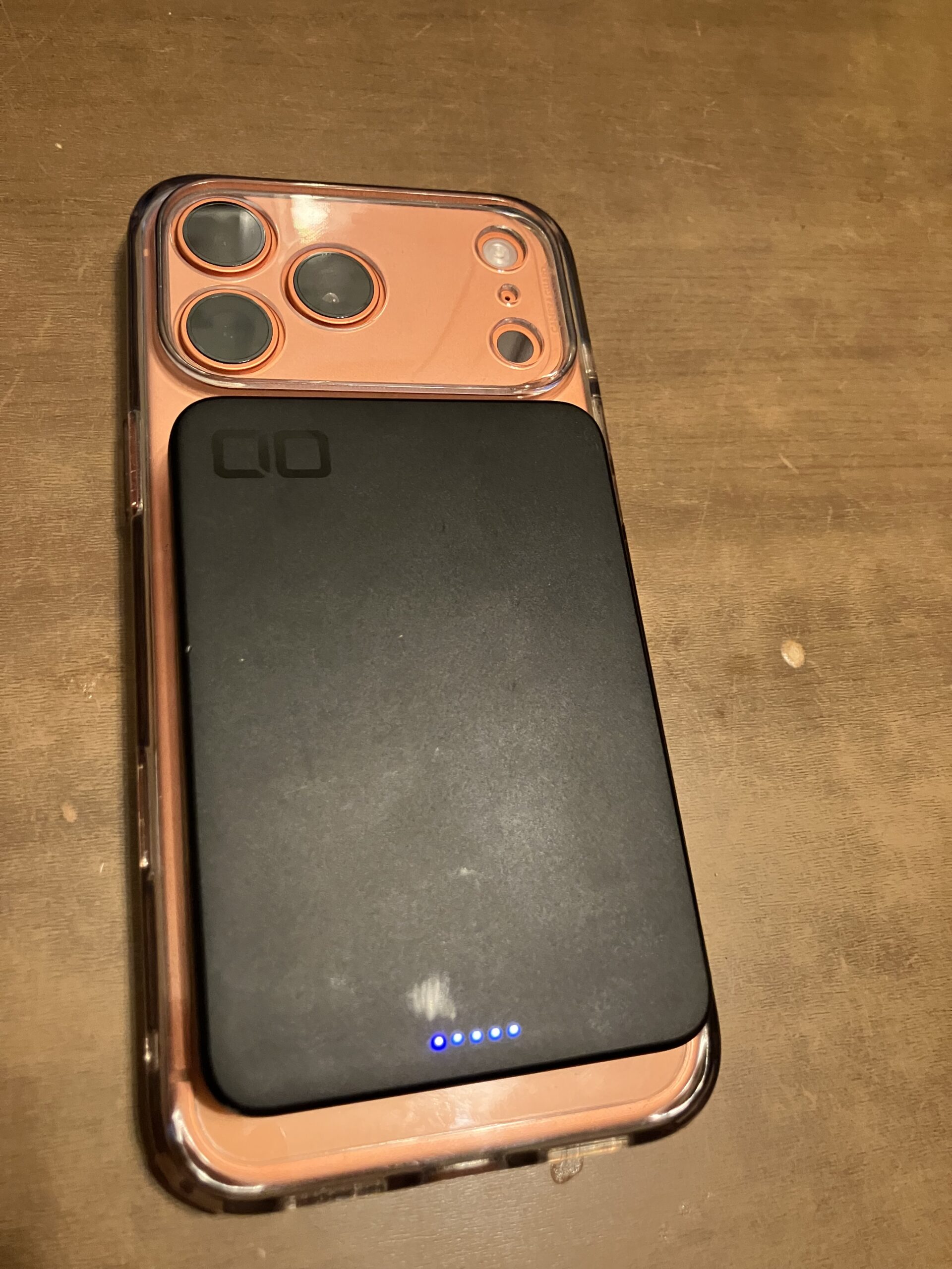 CIO SMARTCOBY SLIM II Wireless 8KをiPhone 17 Pro Maxの背面にマグネットで貼り付けてワイヤレス充電している様子