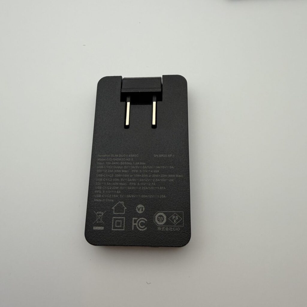 45W2C背面の仕様ラベル(2台同時30W+15W/15W+30W/20W+20Wの記載)