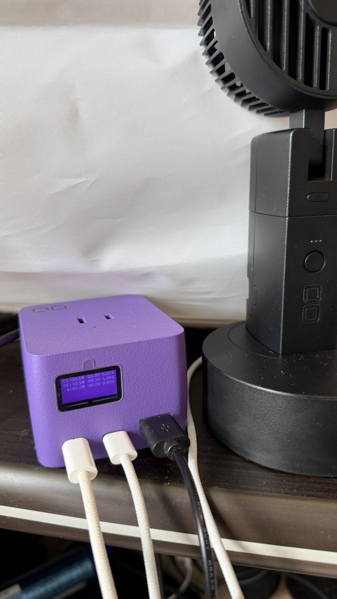 CIO Polaris CUBE DESKが3台に給電しHandy Fanがドックで充電中のデスク実写