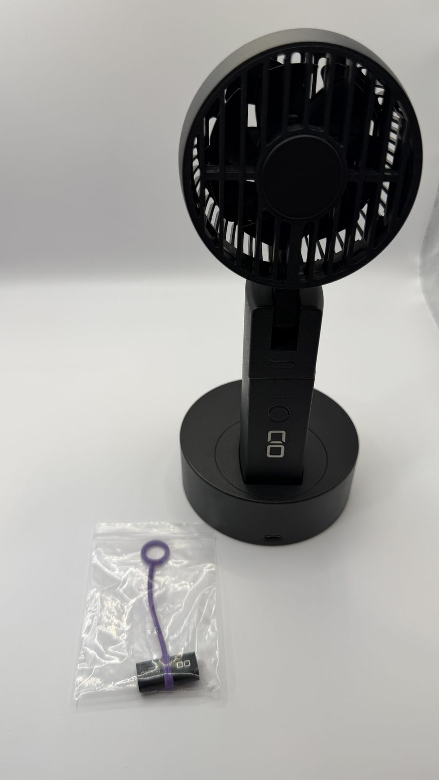 CIO Handy Fanが専用充電ドックに立っている実機写真