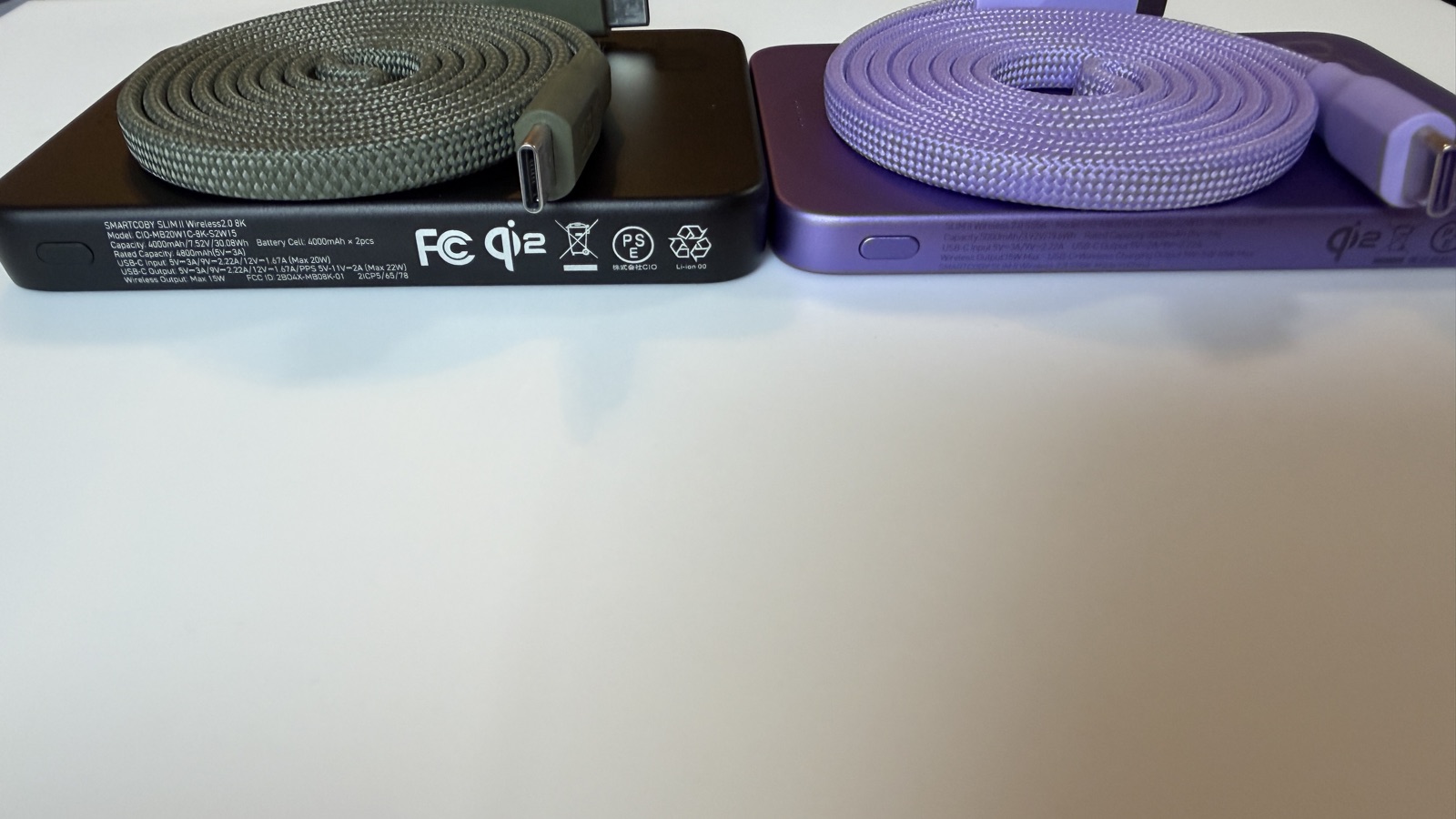 CIO SMARTCOBY SLIM IIシリーズ(8KとSS5K)の薄型ボディとフラットケーブル。側面にqi2・PSEマーク