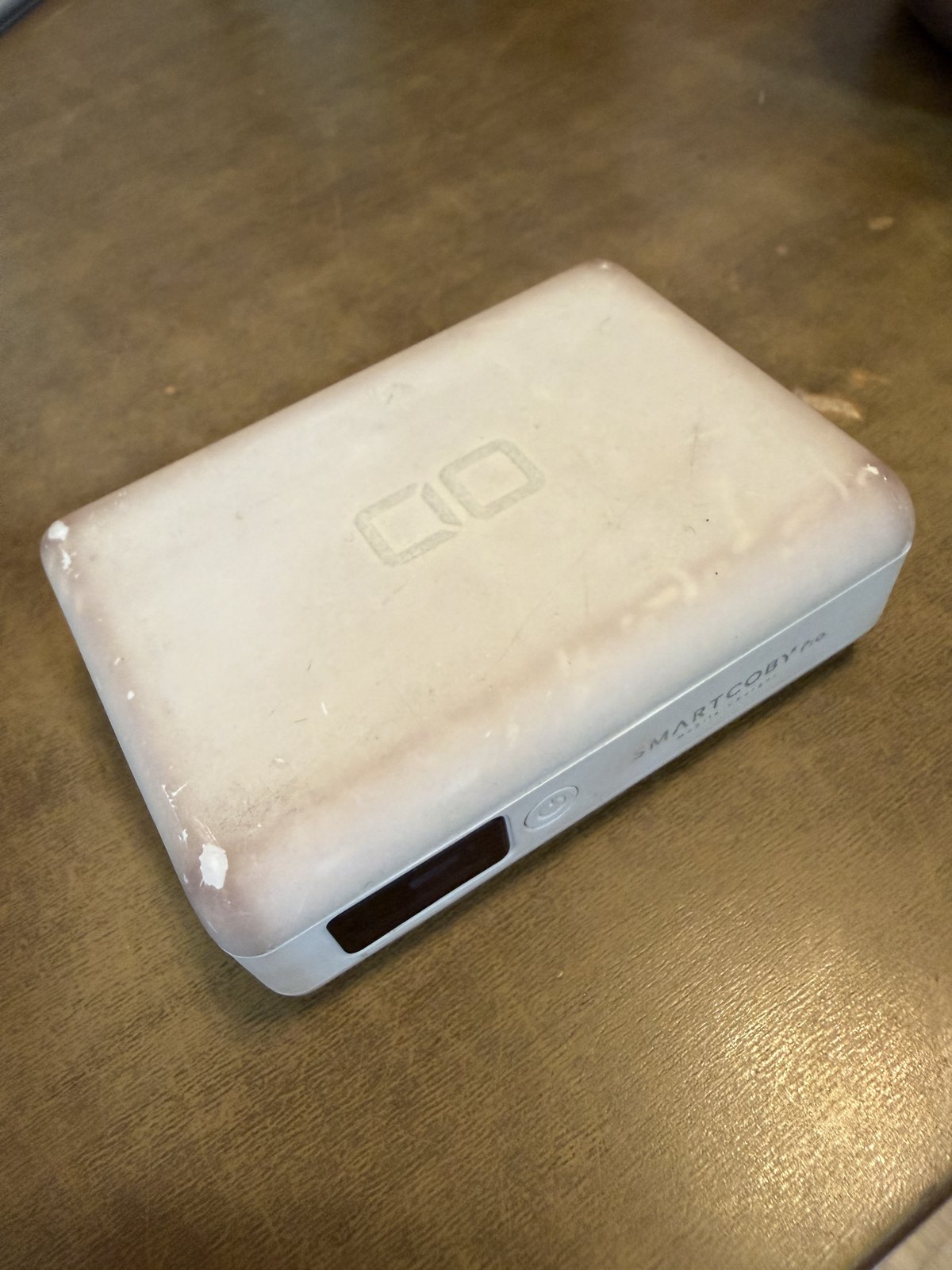 日焼けで色が変わり角の塗装が欠けたCIO SMARTCOBY Pro（ホワイト）を上から撮った写真