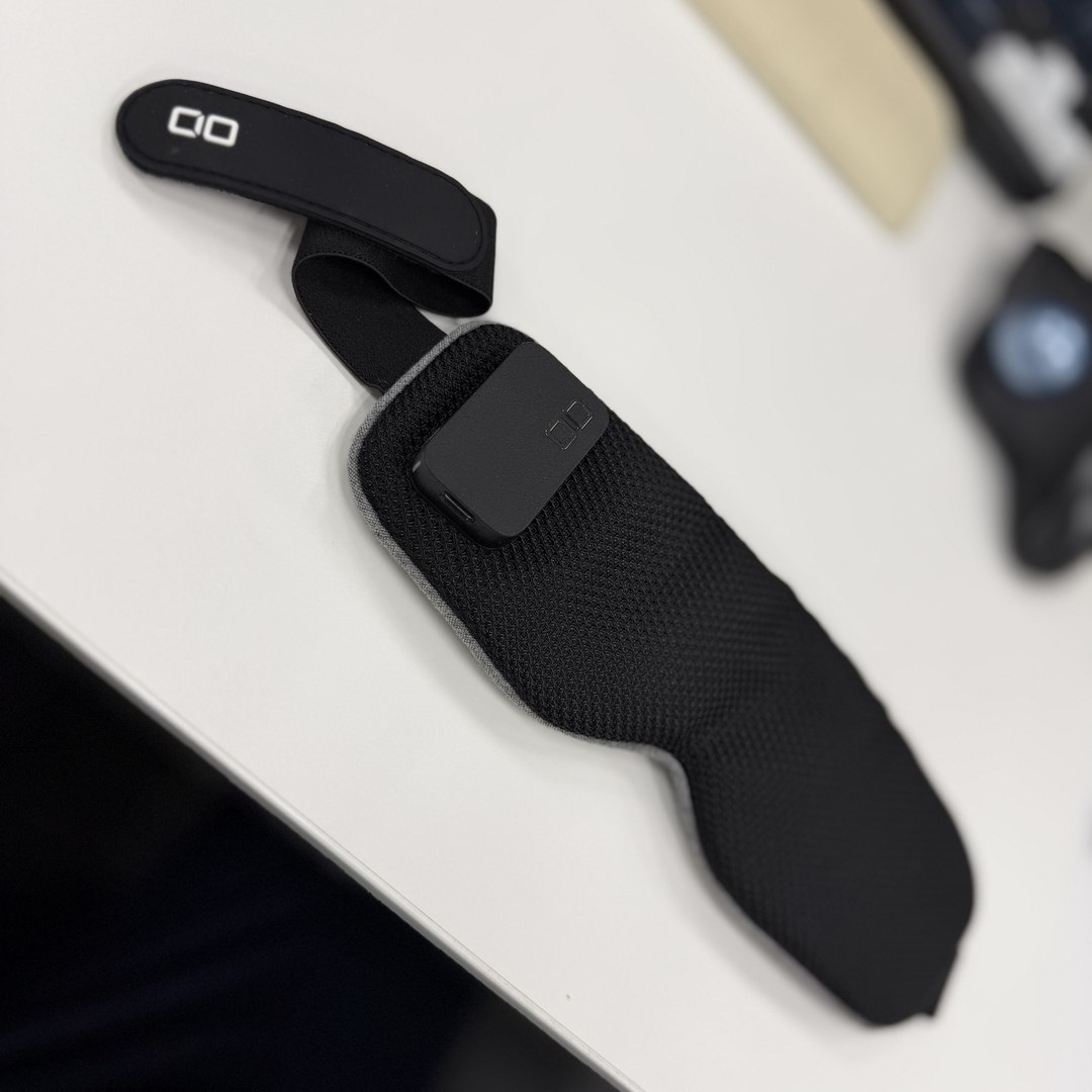 CIOホットアイマスクの実機写真。メッシュ素材の本体とCIOロゴ入りコントローラー