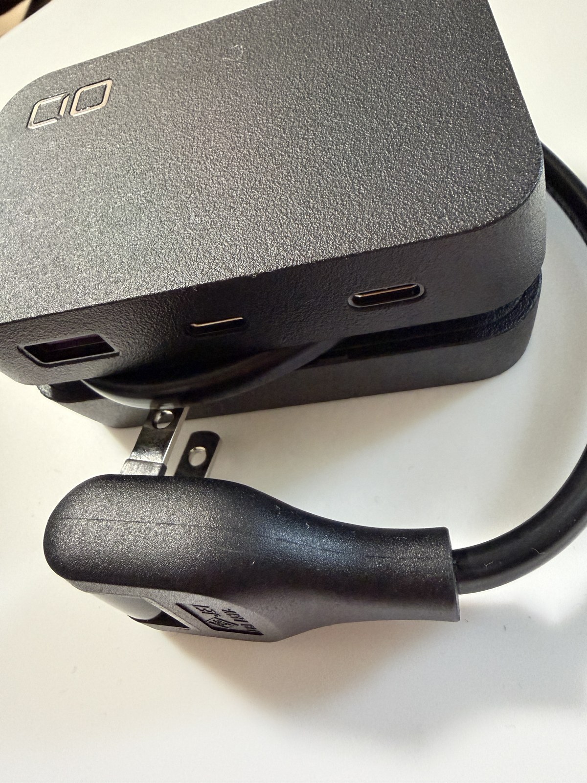 CIO Polaris CUBE Built in Cable の実機。USB-C・USB-Aポートと内蔵ケーブル、AC口2つの刻印