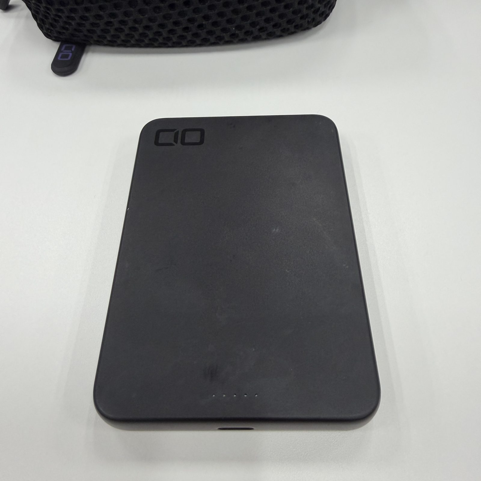 CIO SMARTCOBY SLIM II Wireless 2.0 8Kの黒い本体と、CIOロゴ入りのメッシュポーチ