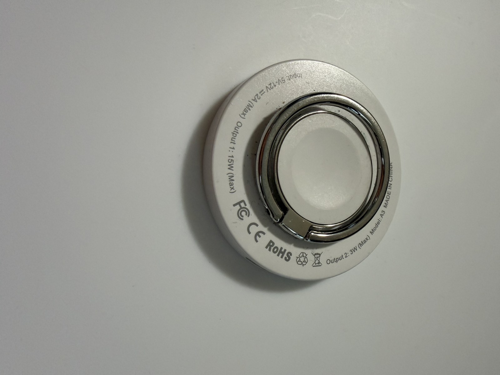 RORRYの3in1マグネット式ワイヤレス充電器の背面。リングと、Input 5V-12V 2A・Output 1: 15W・Output 2: 3W・Model: A3 の刻印