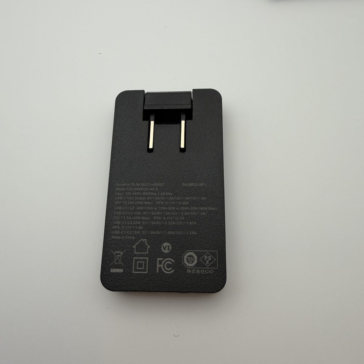 CIO NovaPort SLIM DUO II 45W2Cの背面ラベル。5V3A/9V3A/12V3A/15V3A/20V2.25A 45W Max の刻印
